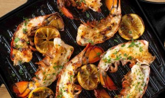 Grillede hummerhaler med citron og hvidløgssmør