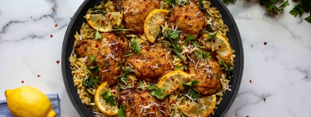 Kyllingelår i en gryde med Rizzoni pasta, citron og spinat