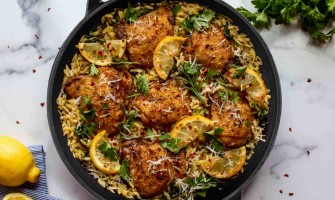 Kyllingelår i en gryde med Rizzoni pasta, citron og spinat