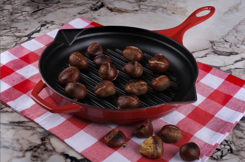 bagte-kastanjer-i-støbejernspande-til-grill